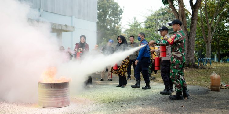 Warga Kenali Asam mengikuti simulasi pemadaman api menggunakan Alat Pemadam Api Ringan (APAR) dalam kegiatan sosialisasi pengamanan jalur pipa Pertamina EP Jambi Field. (Foto : ist)