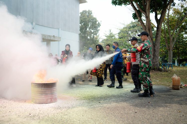 Warga Kenali Asam mengikuti simulasi pemadaman api menggunakan Alat Pemadam Api Ringan (APAR) dalam kegiatan sosialisasi pengamanan jalur pipa Pertamina EP Jambi Field. (Foto : ist)