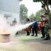 Warga Kenali Asam mengikuti simulasi pemadaman api menggunakan Alat Pemadam Api Ringan (APAR) dalam kegiatan sosialisasi pengamanan jalur pipa Pertamina EP Jambi Field. (Foto : ist)