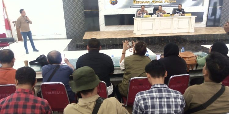 Suasana pertemuan Kapolresta Jambi dan jajaran bersama insan pers. (Foto : Rolan - sinarjambi.com)