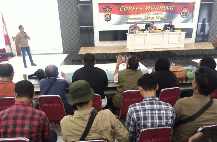 Suasana pertemuan Kapolresta Jambi dan jajaran bersama insan pers. (Foto : Rolan - sinarjambi.com)