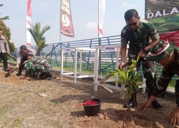 Danrem Gapu dan Wakapolda Jambi menanam pohon di kawasan RTH Puteri Pinang Masak, Pasar, Kota Jambi. (Foto : Rolan - sinarjambi.com)
