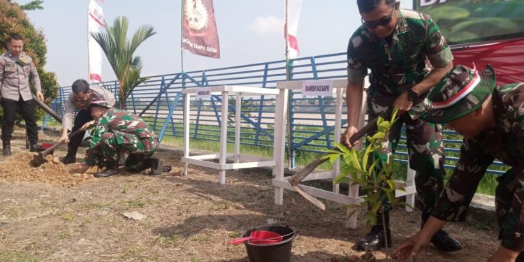 Danrem Gapu dan Wakapolda Jambi menanam pohon di kawasan RTH Puteri Pinang Masak, Pasar, Kota Jambi. (Foto : Rolan - sinarjambi.com)