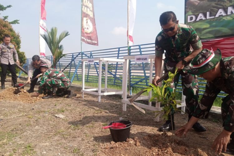 Danrem Gapu dan Wakapolda Jambi menanam pohon di kawasan RTH Puteri Pinang Masak, Pasar, Kota Jambi. (Foto : Rolan - sinarjambi.com)