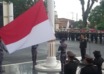 Wakapolda Jambi Brigjen Pol K Yani Sudarto memimpin upacara. (Foto : Rolan - sinarjambi.com)