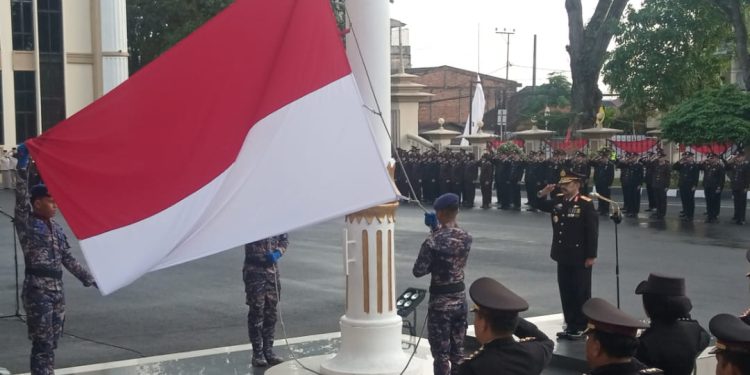 Wakapolda Jambi Brigjen Pol K Yani Sudarto memimpin upacara. (Foto : Rolan - sinarjambi.com)