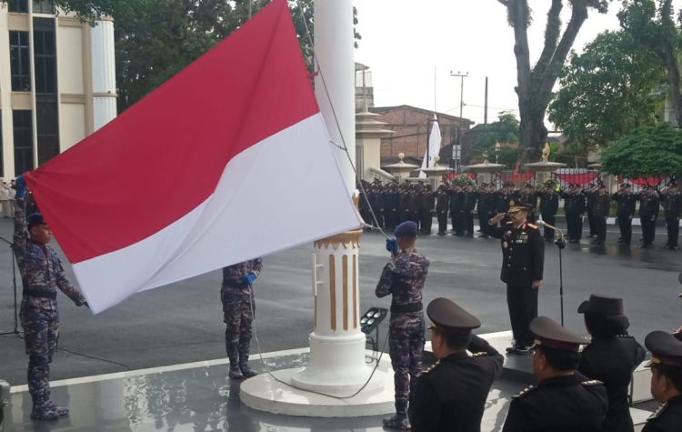 Wakapolda Jambi Brigjen Pol K Yani Sudarto memimpin upacara. (Foto : Rolan - sinarjambi.com)