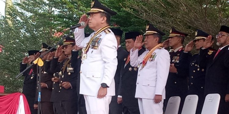 Gubernur Jambi Al Haris menjadi inspektur upacara hari kemerdekaan ke-81 RI. (Foto : Rolan - sinarjambi.com)