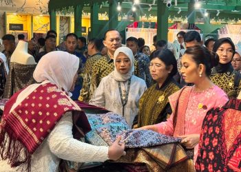 Kunjungan Booth Jambi oleh Ketua Dekranas RI dan Pejabat Gubernur Sementara BI. (Foto : ist)