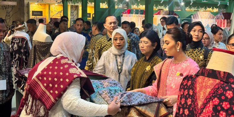 Kunjungan Booth Jambi oleh Ketua Dekranas RI dan Pejabat Gubernur Sementara BI. (Foto : ist)