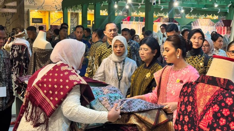 Kunjungan Booth Jambi oleh Ketua Dekranas RI dan Pejabat Gubernur Sementara BI. (Foto : ist)