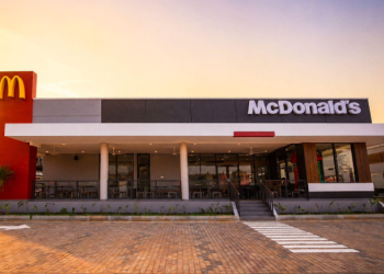 Merespons potensi pertumbuhan ekonomi Kota Batam, McDonald’s Indonesia membuka restoran baru di Kawasan Botania Garden pada Sabtu (15/08). Peresmian restoran kelima di Kota Batam ini dihadiri oleh perangkat daerah dan tokoh masyarakat setempat yakni Kolonel Arh Yang Eka Putra S. Sos, Komandan Kodim 0316/Batam; Tengku Akbar, Lurah Belian Batam Kota; Daniel Fan, Direktur Eksekutif Fanindo Group sekaligus perwakilan Botania Garden; Eric Er selaku Director of Operations; Training, Learning, and Development; Brand Extensions; Business Development; and Restaurant Solution Group of PT Rekso Nasional Food; Riki Purnama, Associate Director of Operations PT Rekso Nasional Food; dan Erik Marino, Associate Director of Development Group PT Rekso Nasional Food. (Foto : ist)