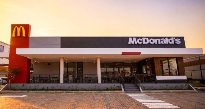 Merespons potensi pertumbuhan ekonomi Kota Batam, McDonald’s Indonesia membuka restoran baru di Kawasan Botania Garden pada Sabtu (15/08). Peresmian restoran kelima di Kota Batam ini dihadiri oleh perangkat daerah dan tokoh masyarakat setempat yakni Kolonel Arh Yang Eka Putra S. Sos, Komandan Kodim 0316/Batam; Tengku Akbar, Lurah Belian Batam Kota; Daniel Fan, Direktur Eksekutif Fanindo Group sekaligus perwakilan Botania Garden; Eric Er selaku Director of Operations; Training, Learning, and Development; Brand Extensions; Business Development; and Restaurant Solution Group of PT Rekso Nasional Food; Riki Purnama, Associate Director of Operations PT Rekso Nasional Food; dan Erik Marino, Associate Director of Development Group PT Rekso Nasional Food. (Foto : ist)