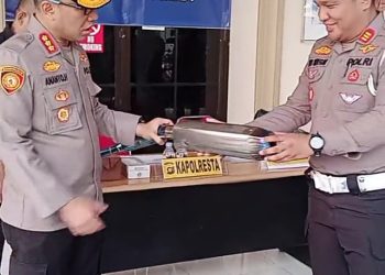 Kapolresta dan Kasatlantas menunjukkan knalpot brong yang disita. (Foto : ist)