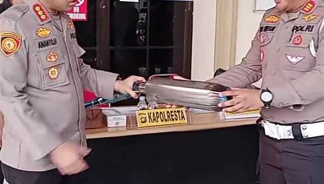 Kapolresta dan Kasatlantas menunjukkan knalpot brong yang disita. (Foto : ist)