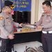 Kapolresta dan Kasatlantas menunjukkan knalpot brong yang disita. (Foto : ist)