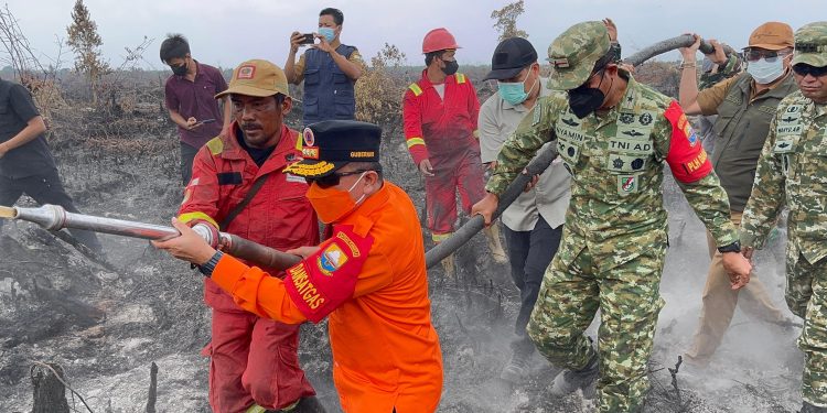 Danrem 042/Gapu dan Gubernur Jambi Kembali Turun ke Lapangan, Perkuat Penanganan Karhutla di Pulau Mentaro. (Foto : ist)