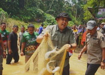 Bupati H M Syukur Didampingi Wabup Buka Lubuk Larangan Telun. (Foto: ist)
