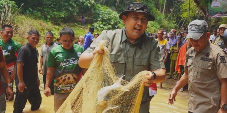 Bupati H M Syukur Didampingi Wabup Buka Lubuk Larangan Telun. (Foto: ist)