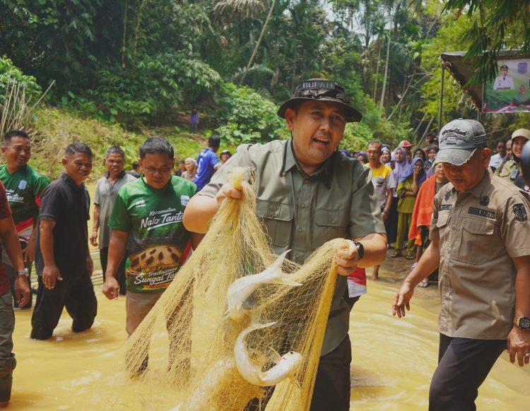 Bupati H M Syukur Didampingi Wabup Buka Lubuk Larangan Telun. (Foto: ist)