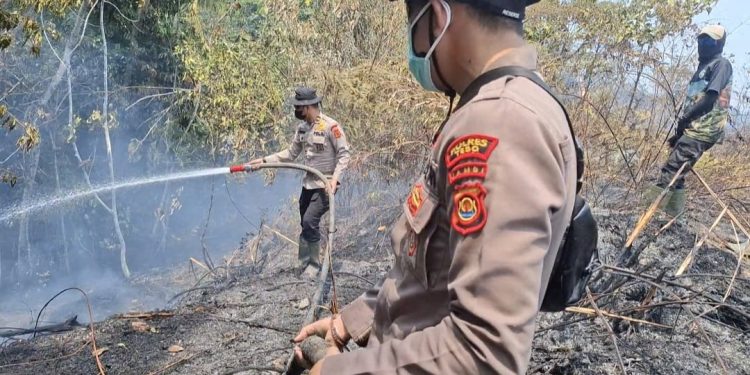 Polres Tebo Bersama TNI dan Instansi Terkait Tangani Karhutla di Sejumlah Wilayah. (Foto : ist)