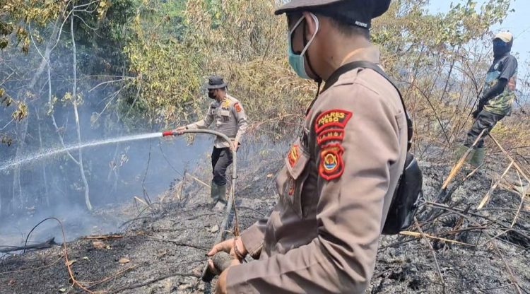 Polres Tebo Bersama TNI dan Instansi Terkait Tangani Karhutla di Sejumlah Wilayah. (Foto : ist)