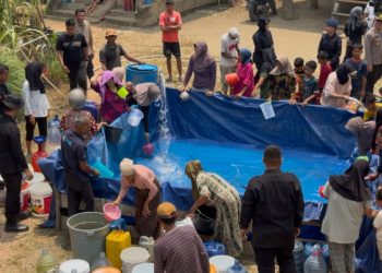 Brimob Polda Jambi Salurkan Air Bersih, Bantu Warga Terdampak Kekeringan di Muaro Jambi. (Foto : ist)