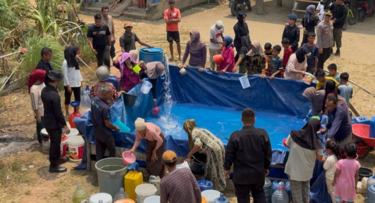 Brimob Polda Jambi Salurkan Air Bersih, Bantu Warga Terdampak Kekeringan di Muaro Jambi. (Foto : ist)