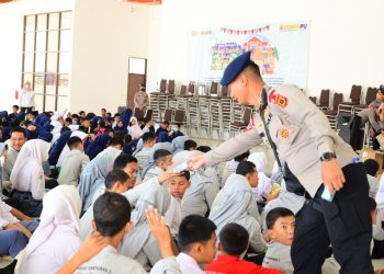 Di Tengah Kabut Asap Karhutla, Brimob Polda Jambi Beri Motivasi serta Perhatian Kesehatan Pelajar Sekolah Rakyat. (Foto : ist)