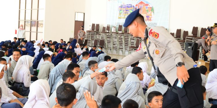 Di Tengah Kabut Asap Karhutla, Brimob Polda Jambi Beri Motivasi serta Perhatian Kesehatan Pelajar Sekolah Rakyat. (Foto : ist)
