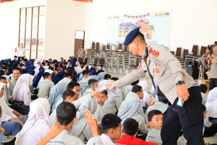 Di Tengah Kabut Asap Karhutla, Brimob Polda Jambi Beri Motivasi serta Perhatian Kesehatan Pelajar Sekolah Rakyat. (Foto : ist)