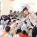 Di Tengah Kabut Asap Karhutla, Brimob Polda Jambi Beri Motivasi serta Perhatian Kesehatan Pelajar Sekolah Rakyat. (Foto : ist)