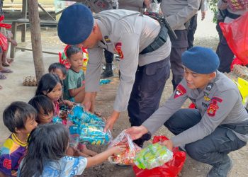 Brimob Jambi Peduli, Sambangi dan Berikan Bantuan Sosial kepada Warga SAD di Merangin. (Foto : ist)