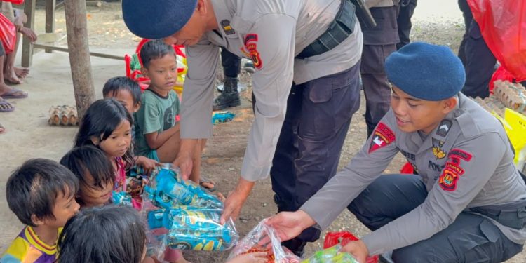 Brimob Jambi Peduli, Sambangi dan Berikan Bantuan Sosial kepada Warga SAD di Merangin. (Foto : ist)