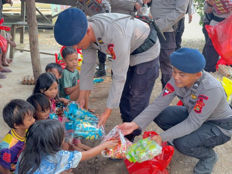 Brimob Jambi Peduli, Sambangi dan Berikan Bantuan Sosial kepada Warga SAD di Merangin. (Foto : ist)