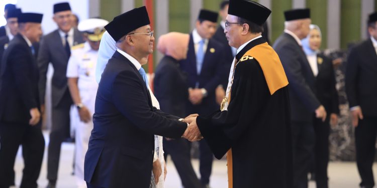 Pengucapan sumpah jabatan kepala eksekutif pengawas bursa mineral dan komoditas strategis OJK. (Foto : ist)