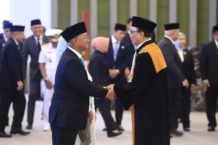 Pengucapan sumpah jabatan kepala eksekutif pengawas bursa mineral dan komoditas strategis OJK. (Foto : ist)