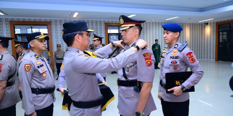 Kapolda Jambi Pimpin Serah Terima Jabatan Kabid Propam, Kabid Keu dan Tiga Kapolres. (Foto : ist)