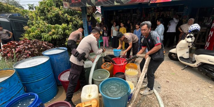 Setetes Air, Sejuta Harapan, Polres Sarolangun Salurkan Bantuan Air Bersih untuk Warga. (Foto : ist)