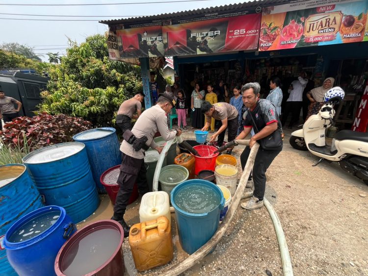 Setetes Air, Sejuta Harapan, Polres Sarolangun Salurkan Bantuan Air Bersih untuk Warga. (Foto : ist)