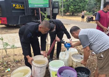Brimob Jambi Berbagi Air Bersih, Bantu Kebutuhan Santri dan Warga Pematang Gajah. (Foto : ist)