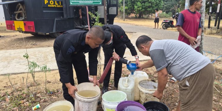 Brimob Jambi Berbagi Air Bersih, Bantu Kebutuhan Santri dan Warga Pematang Gajah. (Foto : ist)