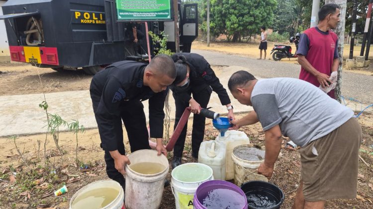 Brimob Jambi Berbagi Air Bersih, Bantu Kebutuhan Santri dan Warga Pematang Gajah. (Foto : ist)