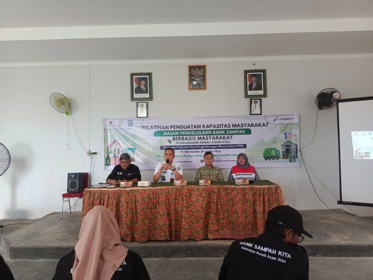 Peserta mengikuti pelatihan pemilahan dan pengelolaan sampah untuk mendorong lingkungan bersih sekaligus membuka nilai ekonomi bagi masyarakat. (Foto : ist)