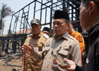 Gubernur Al Haris Tinjau Lokasi Kebakaran di Tanjung Raden, Imbau Warga Waspada Api di Musim Kemarau. (Foto : ist)