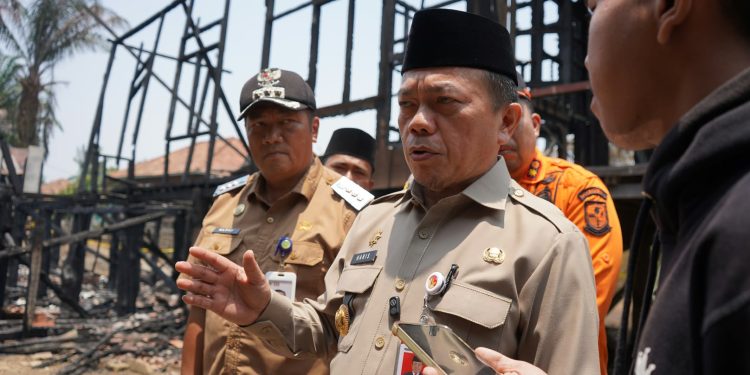 Gubernur Al Haris Tinjau Lokasi Kebakaran di Tanjung Raden, Imbau Warga Waspada Api di Musim Kemarau. (Foto : ist)