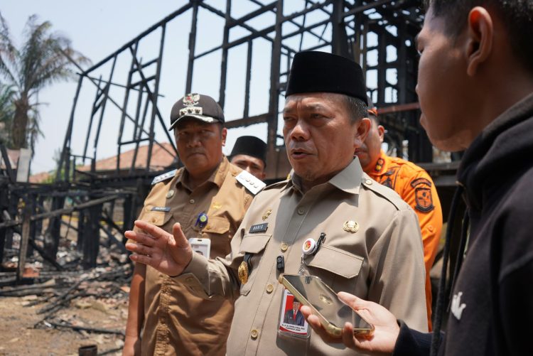 Gubernur Al Haris Tinjau Lokasi Kebakaran di Tanjung Raden, Imbau Warga Waspada Api di Musim Kemarau. (Foto : ist)