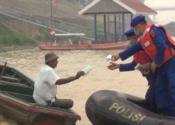 Ditpolairud Polda Jambi Sambangi Warga, Bagikan Masker dan Sembako di Tengah Kabut Asap. (Foto : ist)