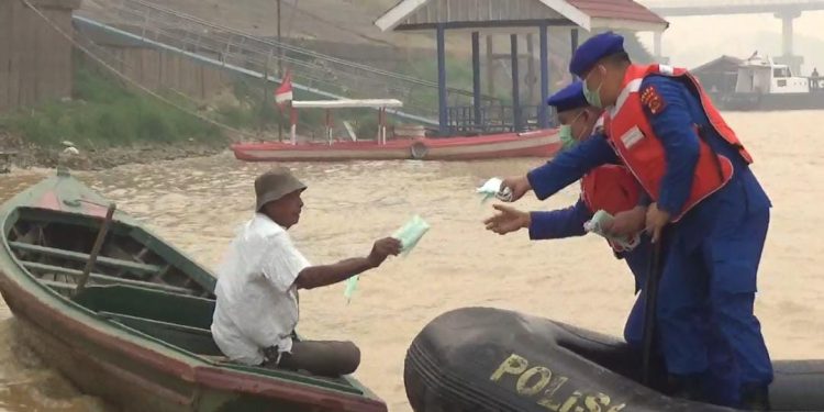 Ditpolairud Polda Jambi Sambangi Warga, Bagikan Masker dan Sembako di Tengah Kabut Asap. (Foto : ist)
