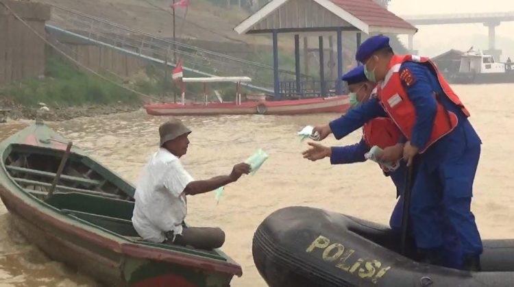 Ditpolairud Polda Jambi Sambangi Warga, Bagikan Masker dan Sembako di Tengah Kabut Asap. (Foto : ist)